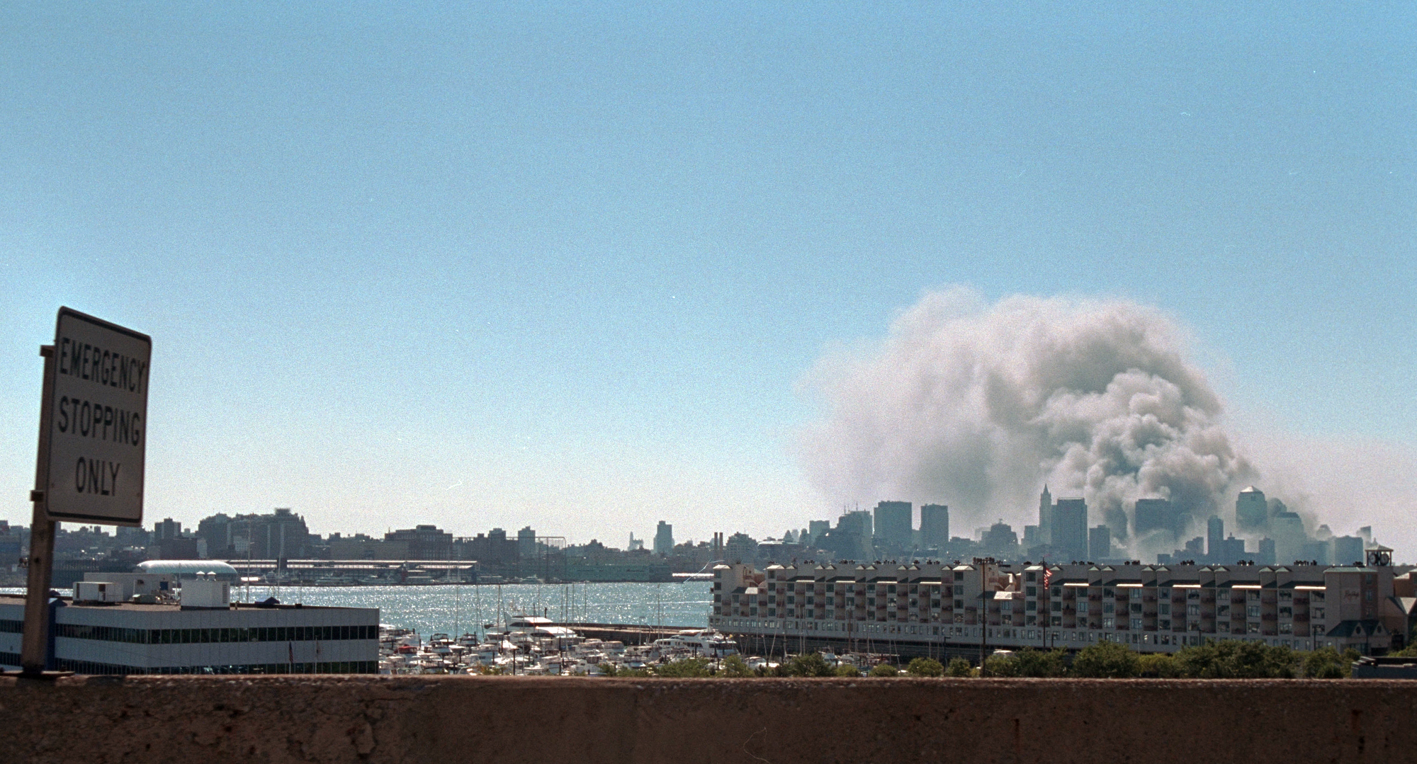 La fumée s’élève au-dessus de Manhattan après les attentats du 11 septembre 2001